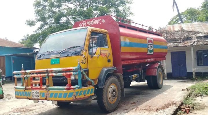 ফুলবাড়িয়ায় ২২০০ লিটার জ্বালানিসহ লরি জব্দ, গ্রেপ্তার ৩